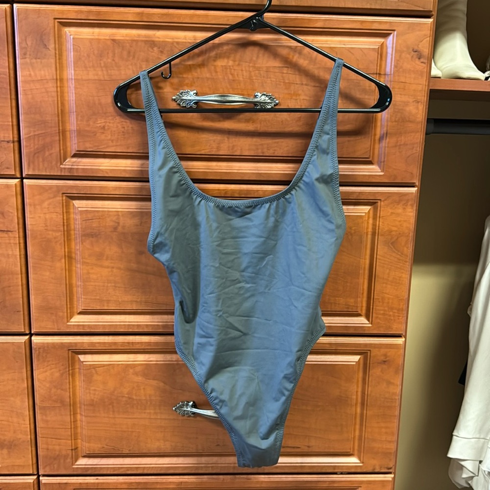 SKIMS SIGNATURE SWIM SCOOP NECK ONE PIECE | GUNMETAL × 1
GUNMETAL / M